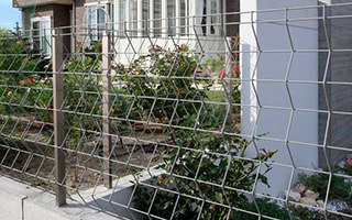 メッシュフェンスを見る