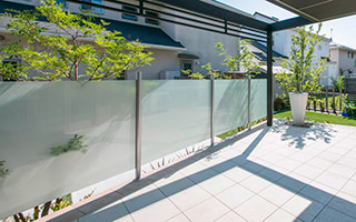 強化ガラスフェンスを見る