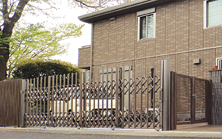 伸縮門扉を見る